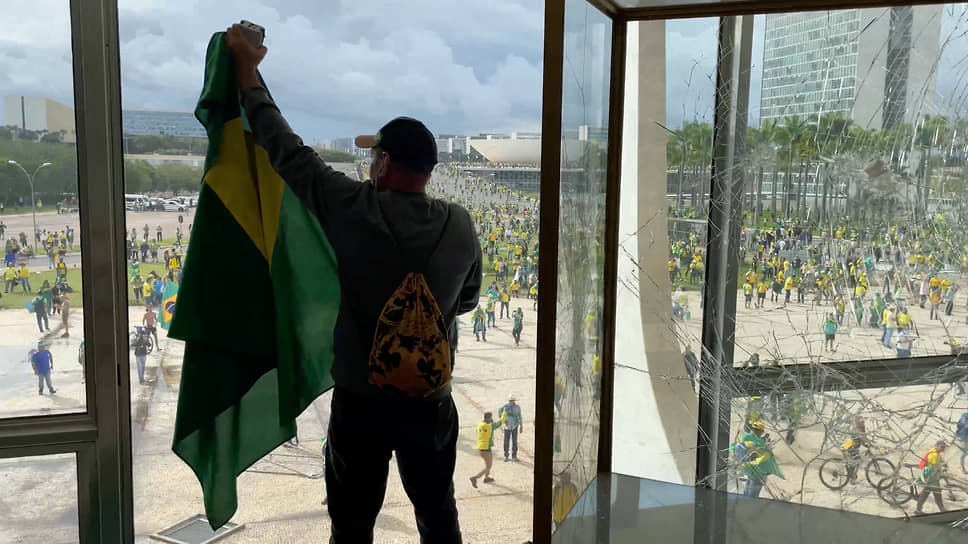 Протестующий с национальным флагом Бразилии 