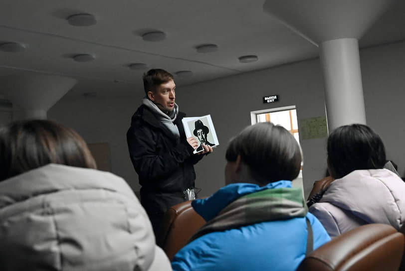 Экскурсовод проекта «Москва глазами инженера» Андрей Тутушкин во время общения с участниками экскурсии