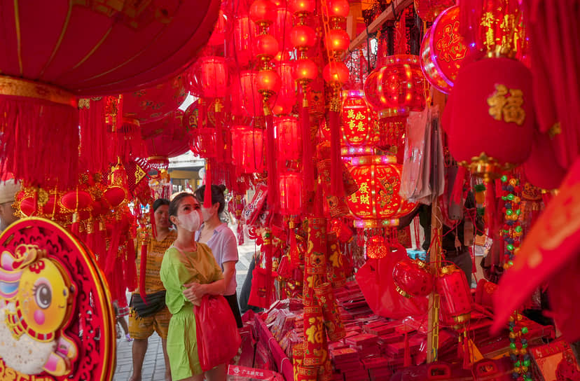 Джакарта, Индонезия. Посетители лавки выбирают украшения для китайского Нового года