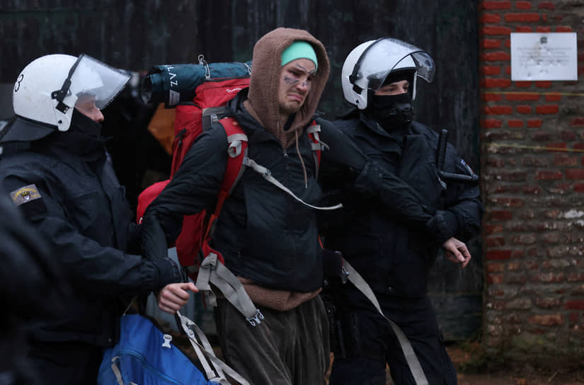 Лютцерат, Германия. Полицейские уводят демонстранта с акции против расширения угольной шахты 