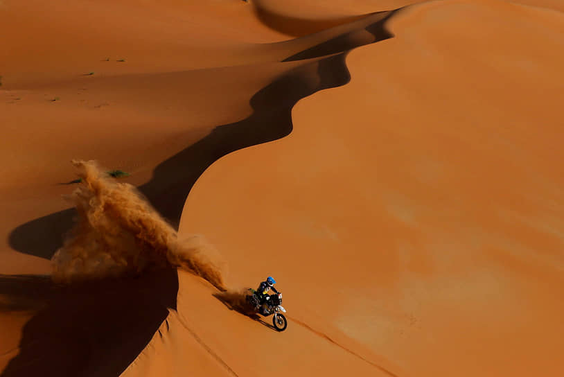 Саудовская Аравия. Мотогонщик Майкл Дочерти из команды HT Rally Raid на 11-м этапе ралли-марафона «Дакар»