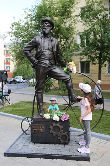 В мае 2019 года в Воронеже открыли памятник Вильгельму Столлю. Он создал крупнейший в Российской империи механический завод. На предприятии выпускали плуги, гидравлические и маслобойные прессы, мукомольные поставы и киноаппараты. Скульпторы изобразили предпринимателя вместе с велосипедом в память о его хобби. Вскоре от велосипеда отлетели ручка и педаль, потребовался ремонт