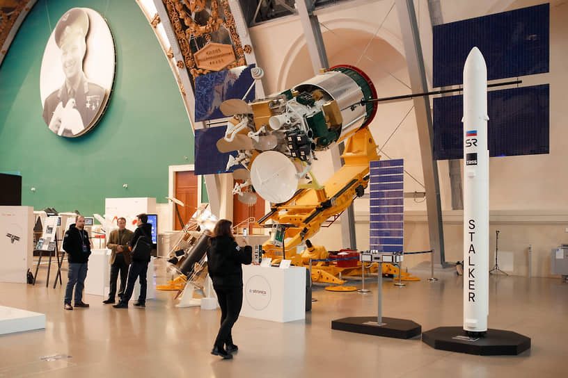 Макет орбитальной ракеты Stalker и технологический макет космического аппарата многоспутниковой низкоорбитальной системы широкополосного доступа в интернет SR NET на выставке «Аэронет-2035», 2022 год
