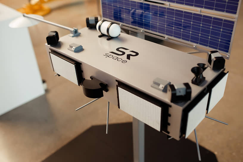Технологический макет космического аппарата многоспутниковой низкоорбитальной системы широкополосного доступа в интернет SR NET на выставке «Аэронет-2035», 2022 год