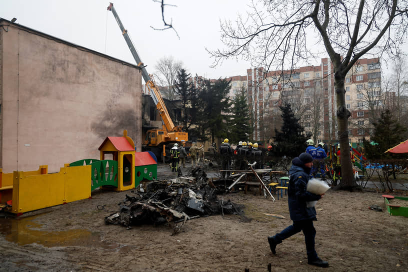Последствия крушения вертолета в городе Бровары, Украина 