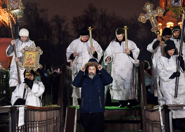 Москва. Священнослужители освящают купель в парке «Останкино»