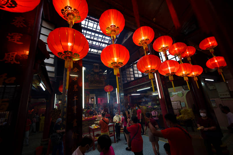 Куала Лумпур, Малайзия. Малазийские китайцы молятся в первый день новогодних праздников