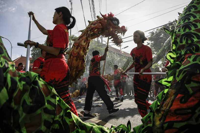 Несмотря на распространенность ислама в Индонезии, Китайский Новый год здесь также популярен&lt;br>
На фото: Бали, Индонезия. Местные жители в костюмах драконов встречают Новый год
