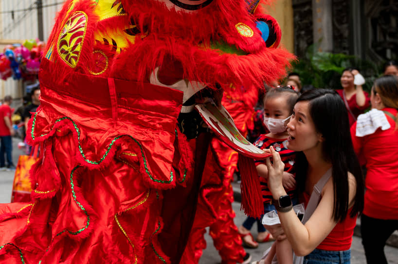 На китайском языке наступивший год называется «гуймао». «Гуй» является символом схитии воды, а «мао» — четвертым циклическим знаком из 12, то есть знаком кролика&lt;br>
На фото: Манила, Филиппины. Танцор в костюме дракона