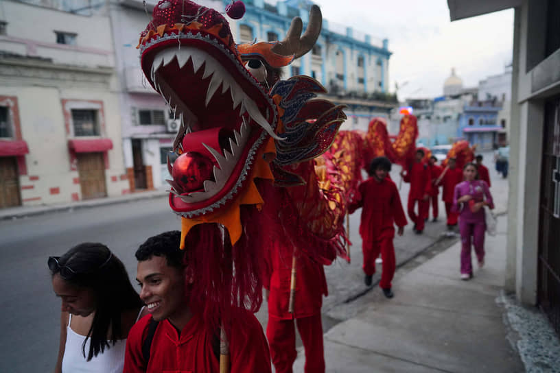 Во время Праздника весны, который идет две недели подряд, проводятся шумные народные гулянья и ярмарки, где исполняют танцы львов и драконов&lt;br>
На фото: Гавана, Куба. Празднование Нового года в китайском квартале