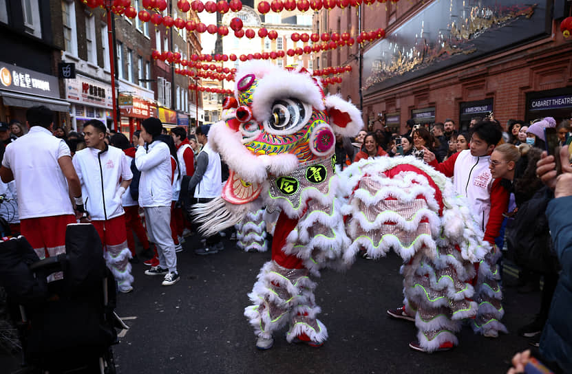 Лондон, Великобритания. Танцор в костюме дракона в китайском квартале