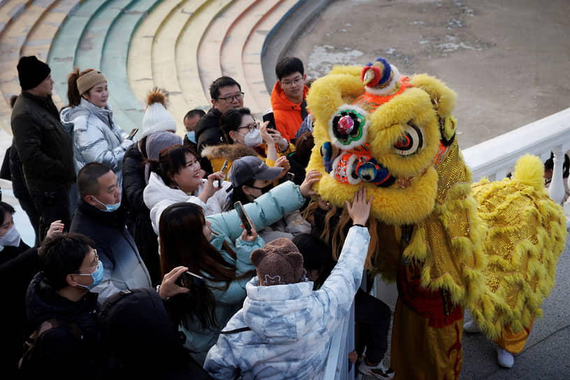 Пекин, Китай. Танцор в костюме дракона