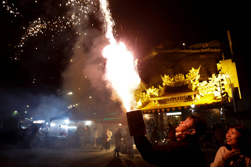 Тайбэй, Тайвань. Местные жители запускают фейерверки перед входом в храм Гуанду