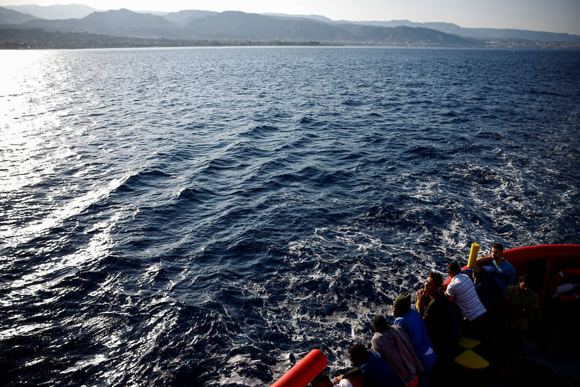 Мигранты на спасательном катере Open Arms Uno у берегов Сицилии, 27 августа 2022 года