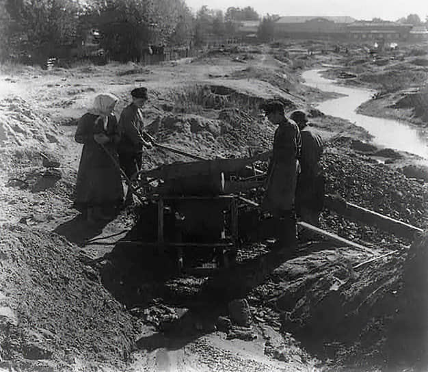 Промывка золотоносного песка сибирскими старателями