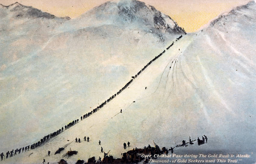 Очередь золотоискателей на вырубленной во льду лестнице на перевале Чилкут в Канаде