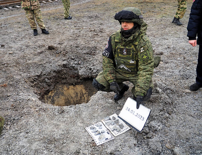 Иловайск, Донецкая область. Военнослужащий с осколками снарядов на фиксации последствий обстрела