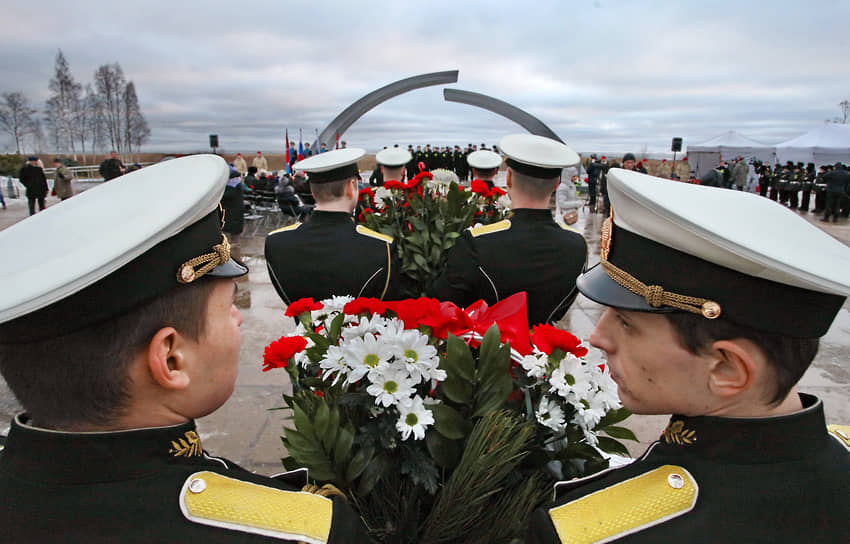 Церемония возложения венков и цветов к мемориалу «Разорванное кольцо» на западном берегу Ладожского озера в деревне Коккорево