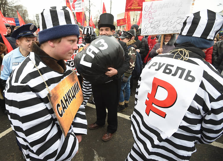 Москва. Протестная акция-постановка КПРФ «в защиту населения страны от произвола олигархов»  