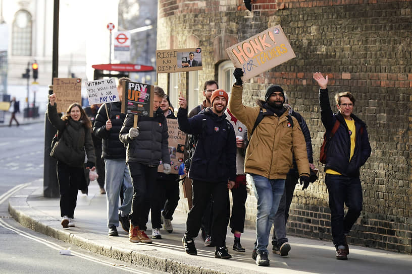 Демонстранты идут к зданию Министерства образования Великобритании в Лондоне
