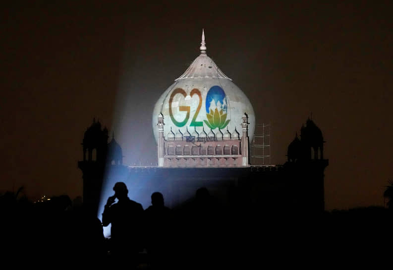 Логотип G20, спроецированный на гробницу государственного деятеля XVIII века Сафдара Джанга в Дели