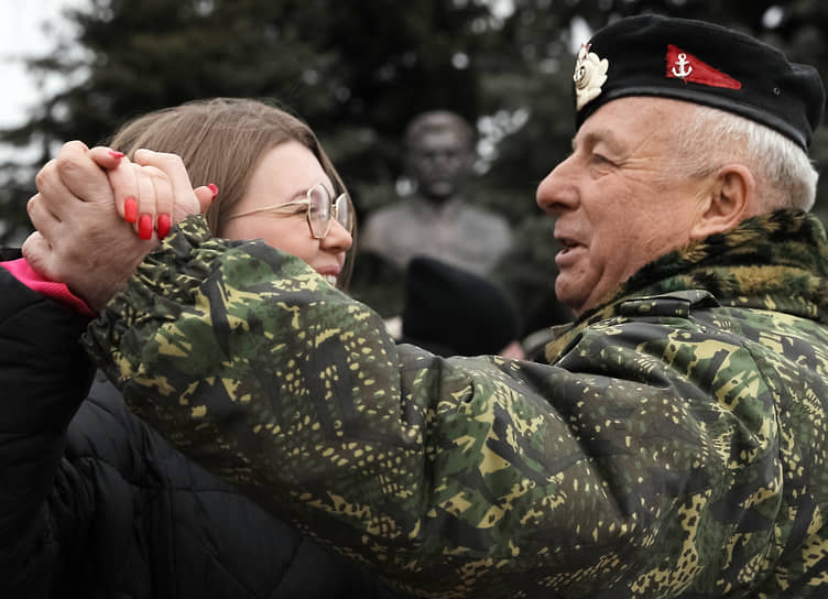 Участники церемонии открытия памятников Иосифу Сталину, маршалу Георгию Жукову и маршалу Александру Василевскому в Волгограде