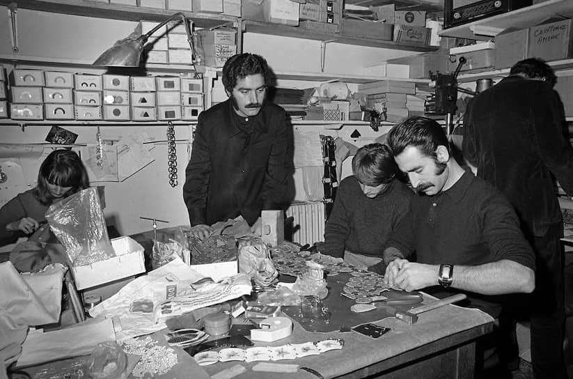 В 1967 году Рабанн основал собственный бренд Paco Rabanne и представил коллекцию, в которую вошли платья и пальто из кожи, украшенные кольцами