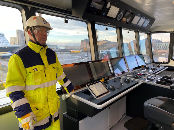 Менеджер проекта Yara Birkeland Йостейн Браатен на мостике Yara Birkeland, первого в мире полностью электрического и автономного контейнеровоза. Осло, Норвегия, 19 ноября 2021 года