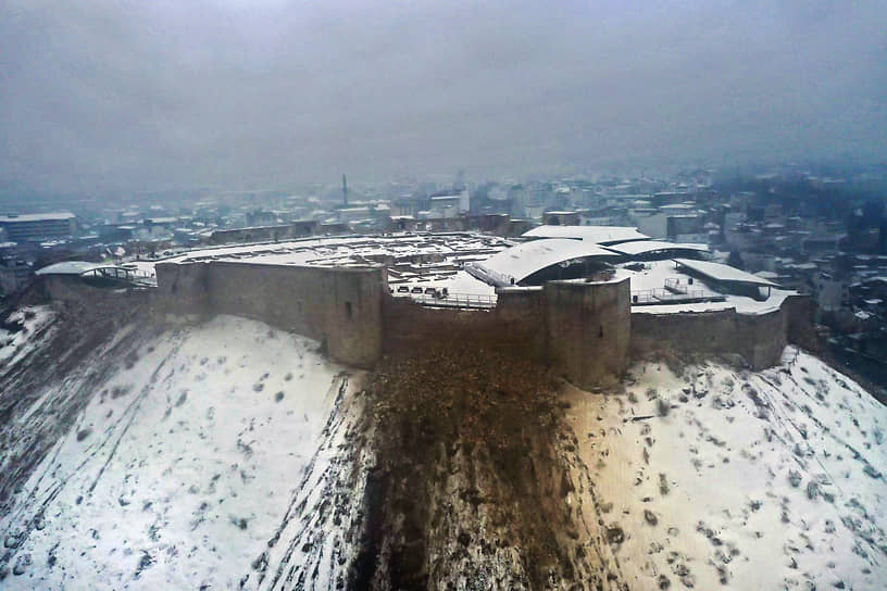 Включенная в список Всемирного наследия ЮНЕСКО крепость Газиантеп (на фото) также пострадала в результате землетрясения в Турции. Она построена в качестве наблюдательного пункта в II-III веках нашей эры

