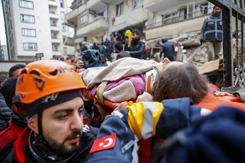 Ребенка извлекли из-под обломков в Диярбакыре (Турция)