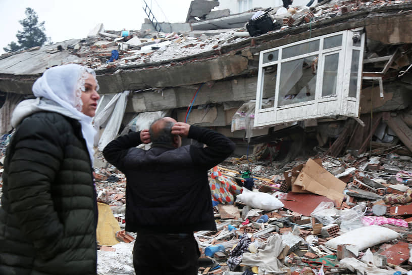 Местные жители ищут выживших родственников и знакомых после землетрясения в Диярбакыре (Турция)