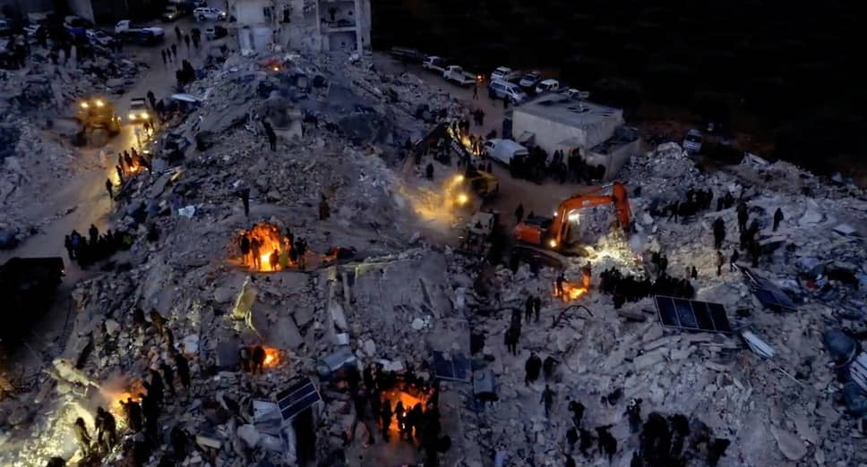 Поиск выживших после землетрясения в Идлибе (Сирия)