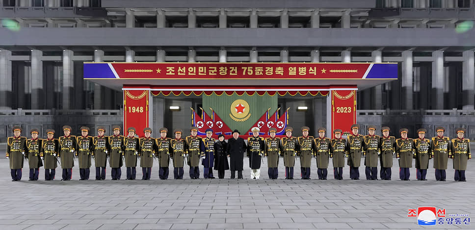 Ранее, 7 февраля, Ким Чен Ын вместе с дочерью посетил жилье командующих Корейской народной армии в честь 75-летия ее основания 