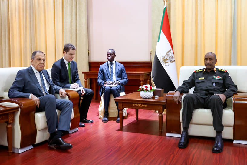 Глава МИД РФ Сергей Лавров (слева) и председатель Верховного (Суверенного) Совета Судана Абдельфаттах Бурхан (крайний справа)