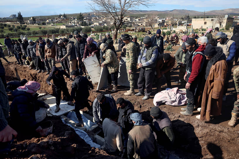 Провинция Алеппо, Сирия. Похороны у города Джиндерис 
