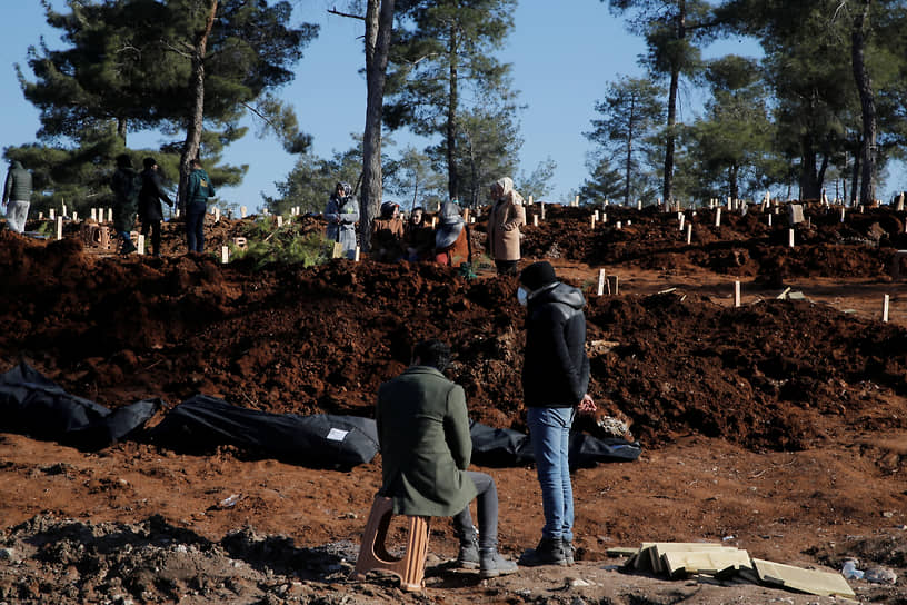 8 февраля власти Турции объявили о решении хоронить неопознанных жертв землетрясений в течение 24 часов, если не удалось найти их родственников
