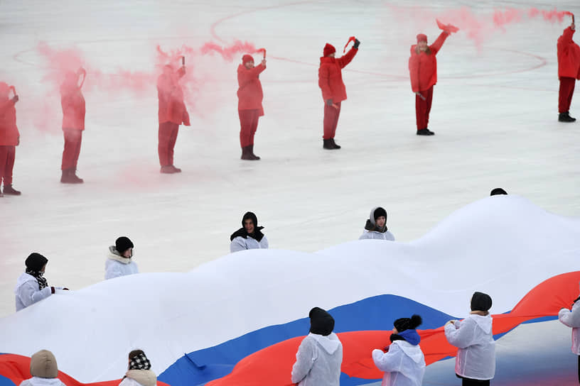 Церемония открытия суперфинала личного чемпионата России по ледовым мотогонкам в Красногорске на стадионе «Зоркий»