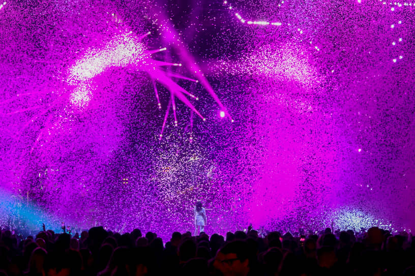 Певица Кэт Бернс во время выступления на Brit Awards 