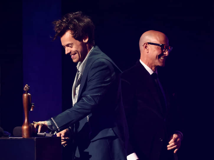 Певец Гарри Стайлз (слева) одержал победу в четырех номинациях: «Альбом года», «Артист года», «Песня года» и «Лучший поп/R&amp;B исполнитель»