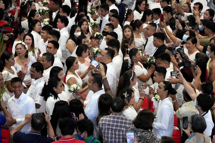 Сан-Хуан, Филиппины. Молодожены на массовой свадьбе в День святого Валентина