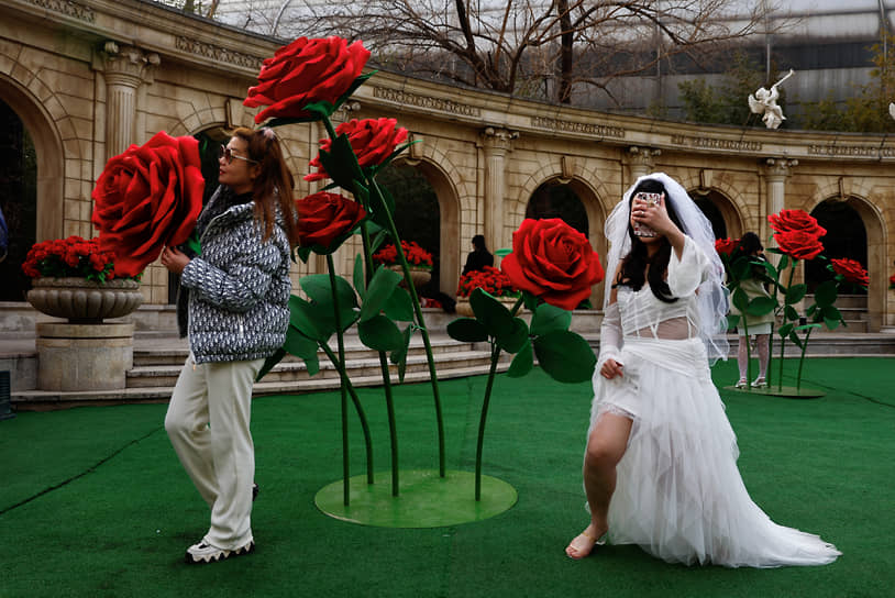 Пекин, Китай. Женщины позируют на фоне праздничной инсталляции