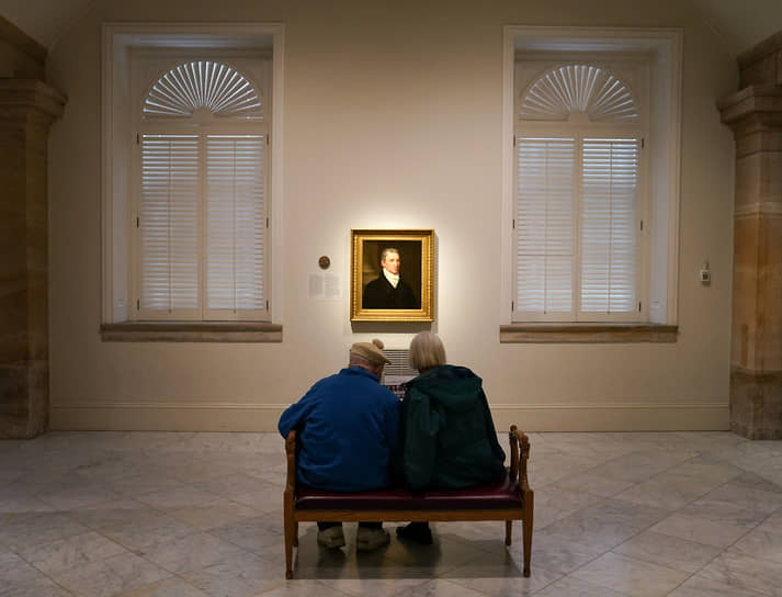 Вашингтон, США. Посетители выставки «Президенты Америки» в Национальной портретной галерее 