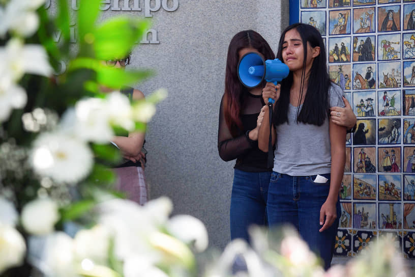 Мехико, Мексика. Церемония прощания со студенткой Лореной Эскобар, погибшей от рук бывшего парня после того, как полиция проигнорировала ее просьбы о помощи