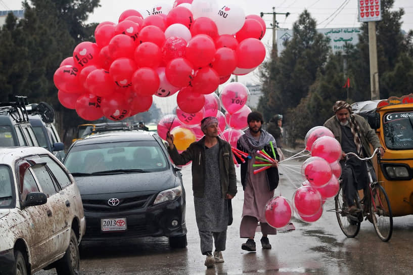 Мазари-Шариф, Афганистан. Продавцы воздушных шаров ждут покупателей