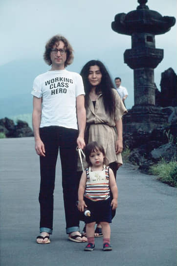 Джон Леннон, Йоко Оно и Шон Леннон в Японии. 1977 год. Большинство японских фотографий для их семейного альбома сделал фотограф Фумия Самару. На Ленноне традиционные японские сандалии дзори