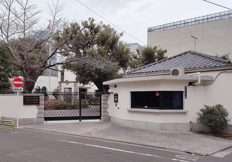 Особняк, в котором Йоко Оно жила в детстве, плохо виден за посольским забором
