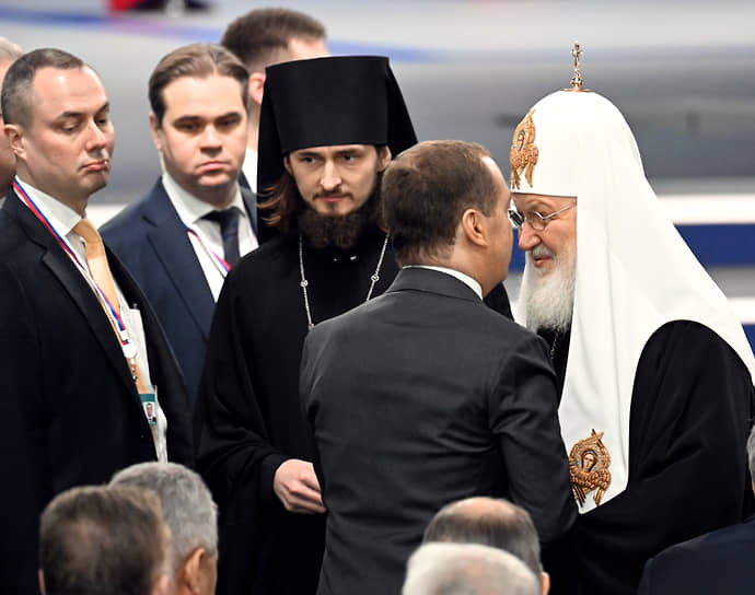 Первый зампред Совбеза Дмитрий Медведев (в центре) и Патриарх Московский и всея Руси Кирилл (справа)