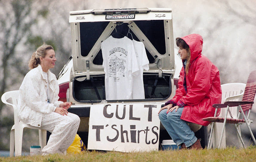 По соседству с осажденным ранчо две местные предпринимательницы продавали футболки с символикой «Ветви Давидовой»