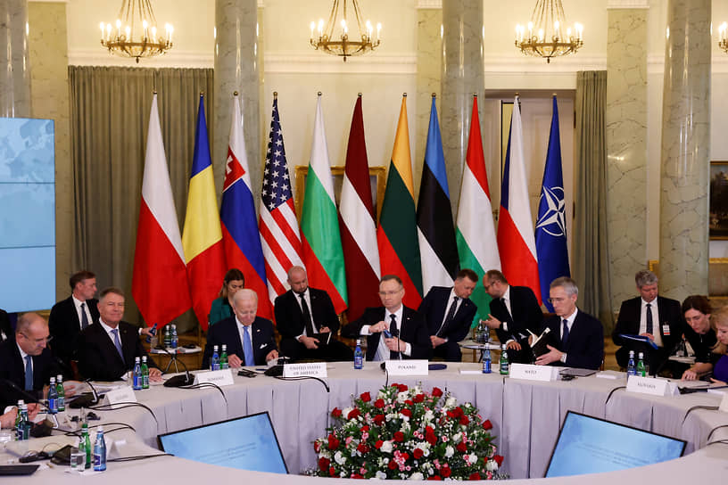Справа налево в первом ряду: генсек НАТО Йенс Столтенберг, президент Польши Анджей Дуда, президент США Джо Байден, президент Румынии Клаус Йоханнис