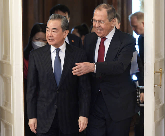 Глава МИД РФ Сергей Лавров (справа) и один из самых высокопоставленных китайских дипломатов Ван И